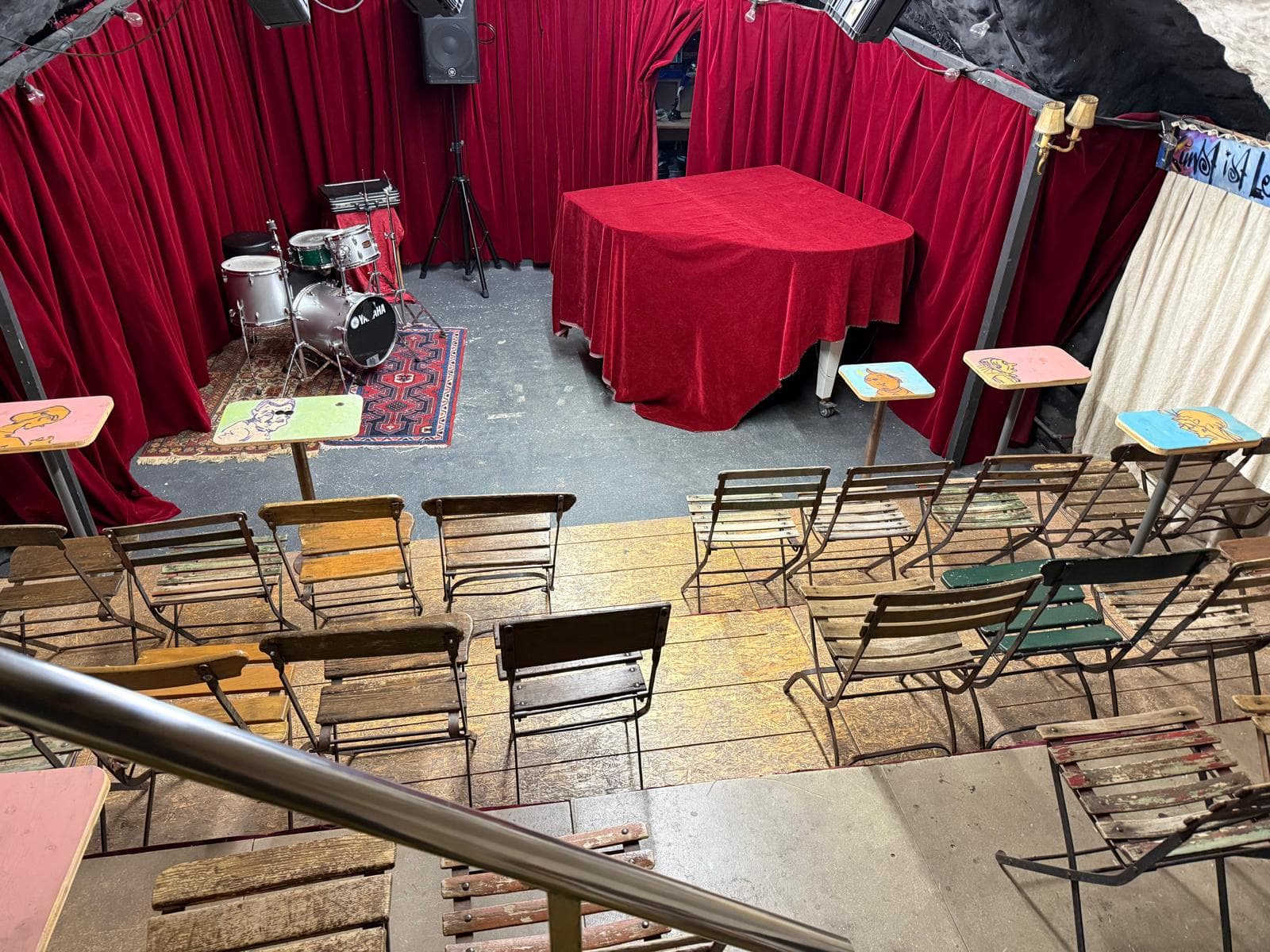 Leere Bühne in der UnvermeidBar